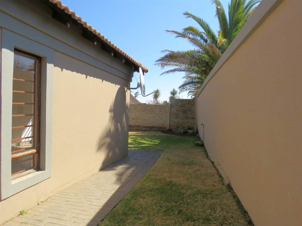 3 Bed Townhouse in Bergsig photo number 13