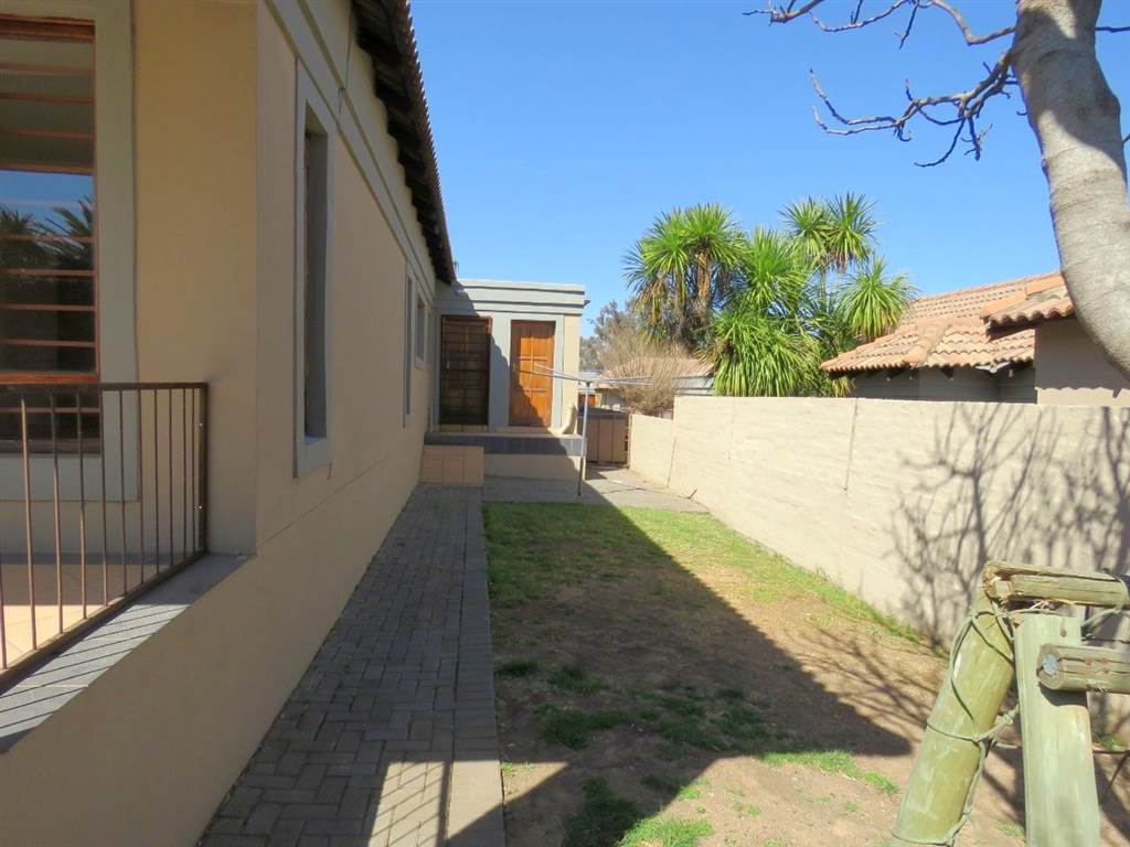 3 Bed Townhouse in Bergsig photo number 11