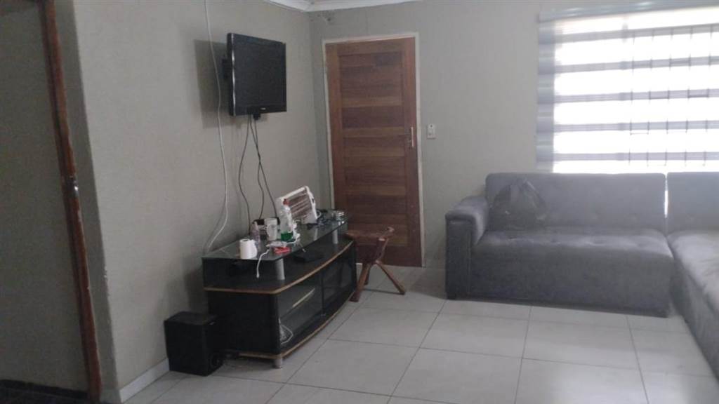 3 Bed House in Embalenhle photo number 6