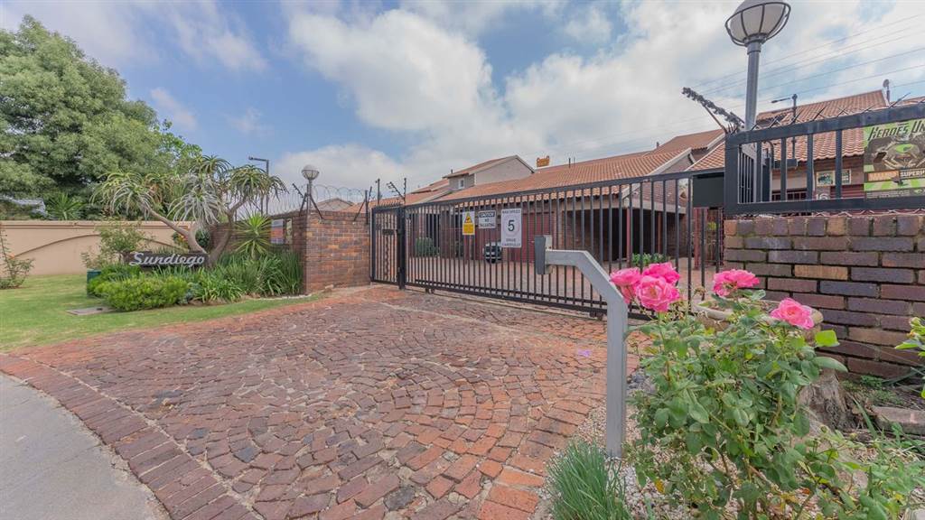 3 Bed Townhouse for sale in Edenglen T3681962 Private Property