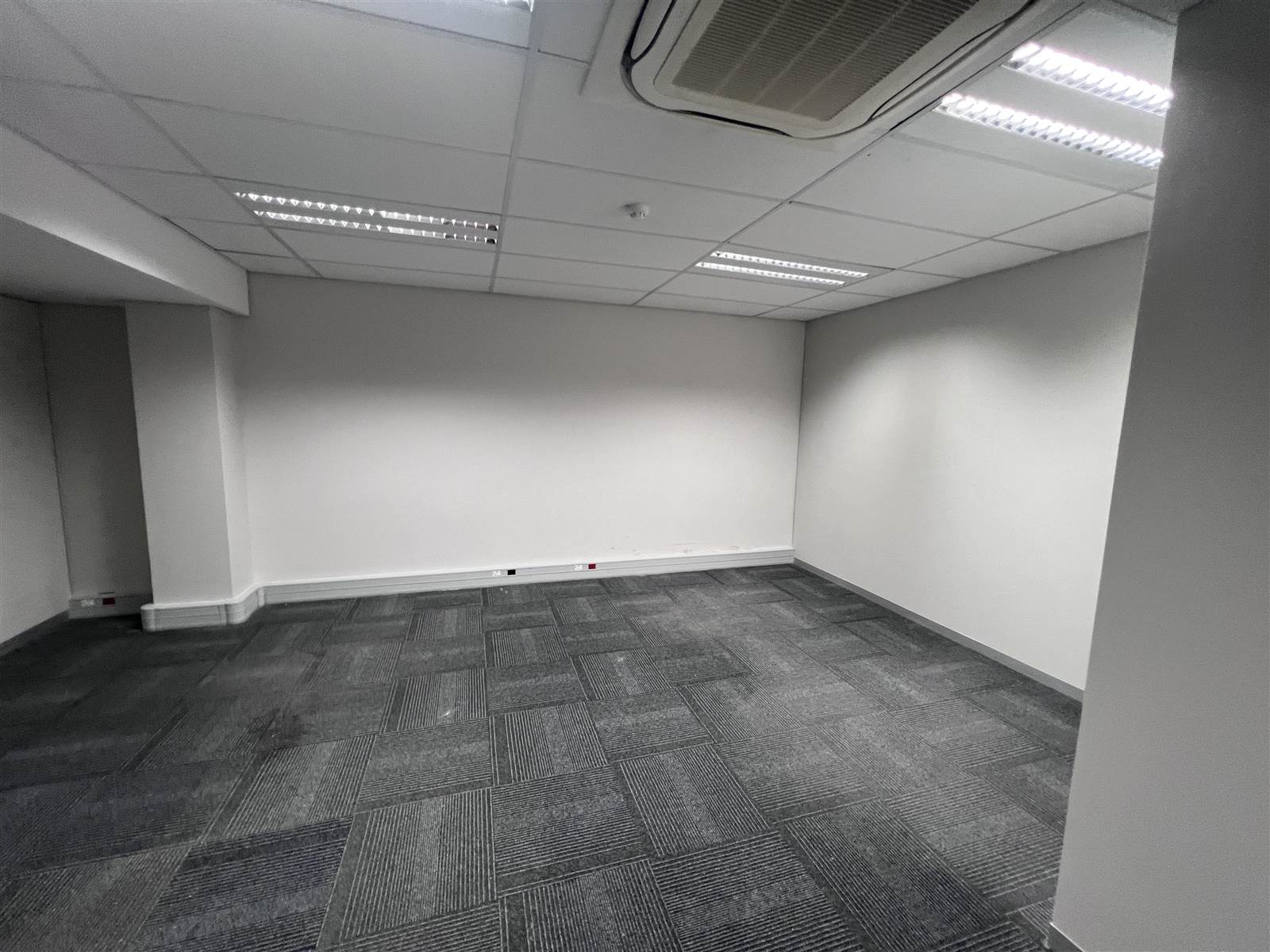 946  m² Commercial space in Cape Town City Centre photo number 7