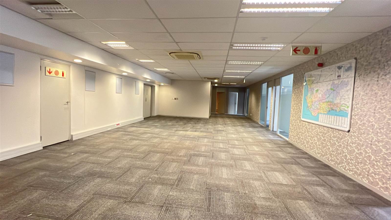 946  m² Commercial space in Cape Town City Centre photo number 3