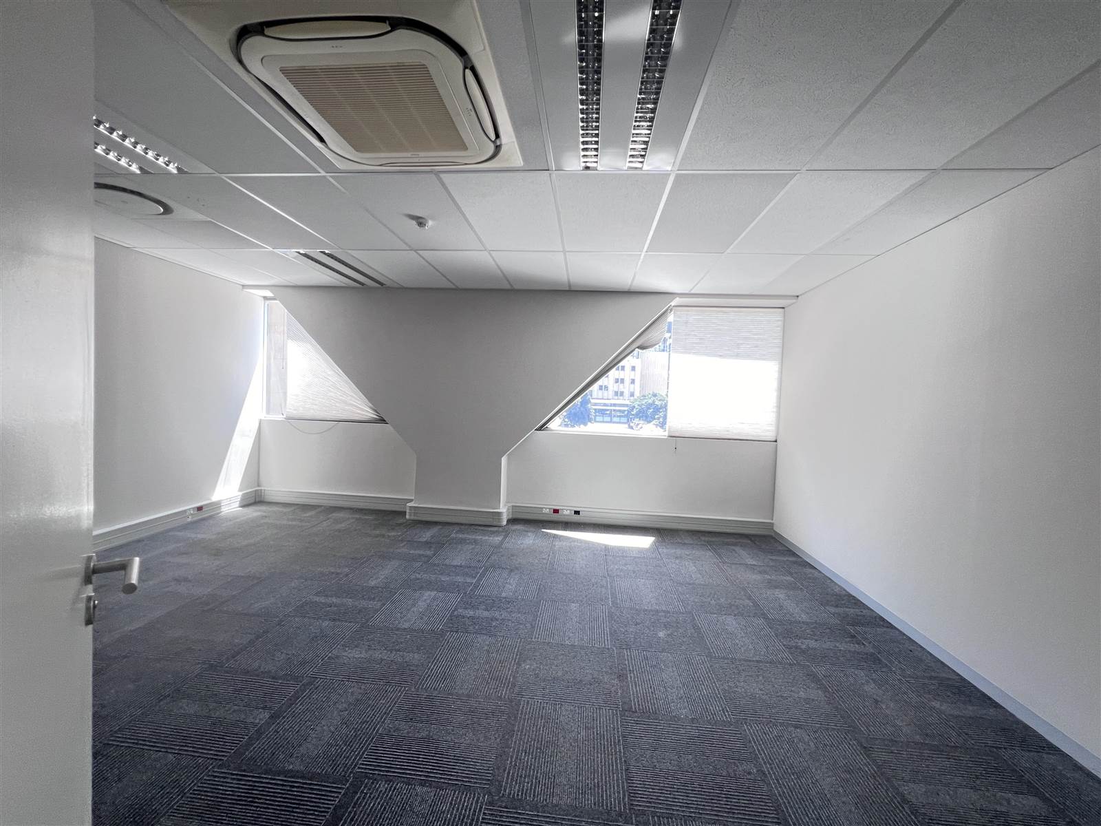 946  m² Commercial space in Cape Town City Centre photo number 13