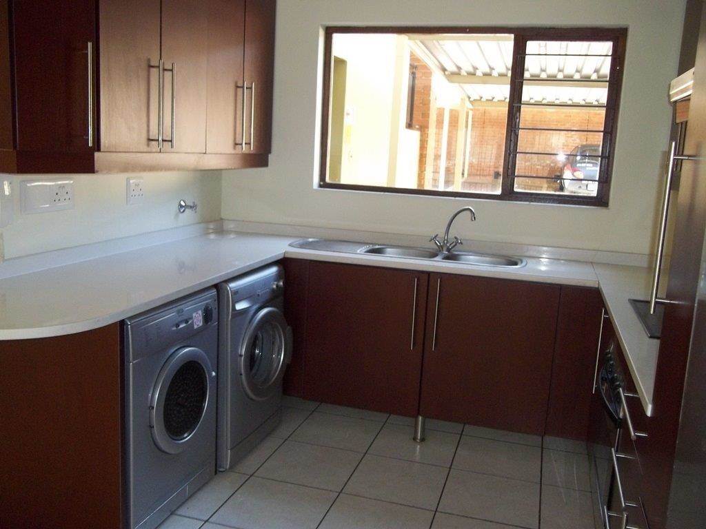 2 Bed Apartment in Sunninghill photo number 4