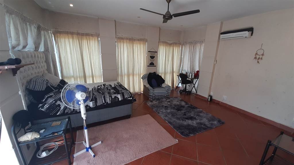 6 Bed House in Scottburgh Central photo number 7