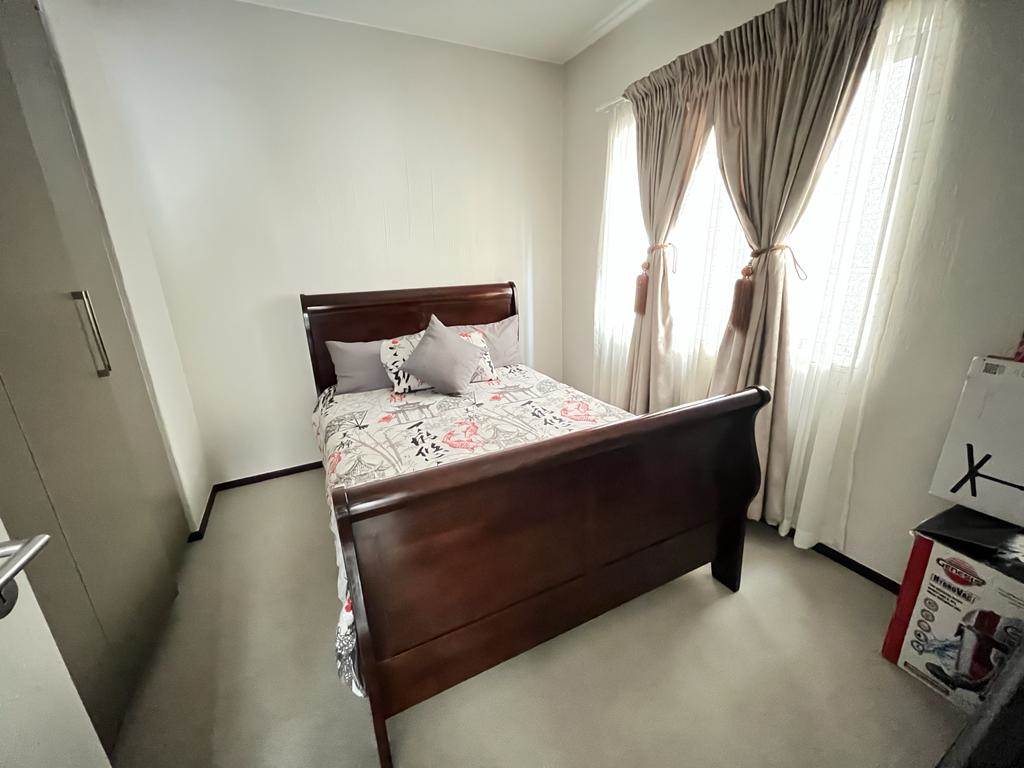 2 Bed Apartment in Broadacres photo number 8