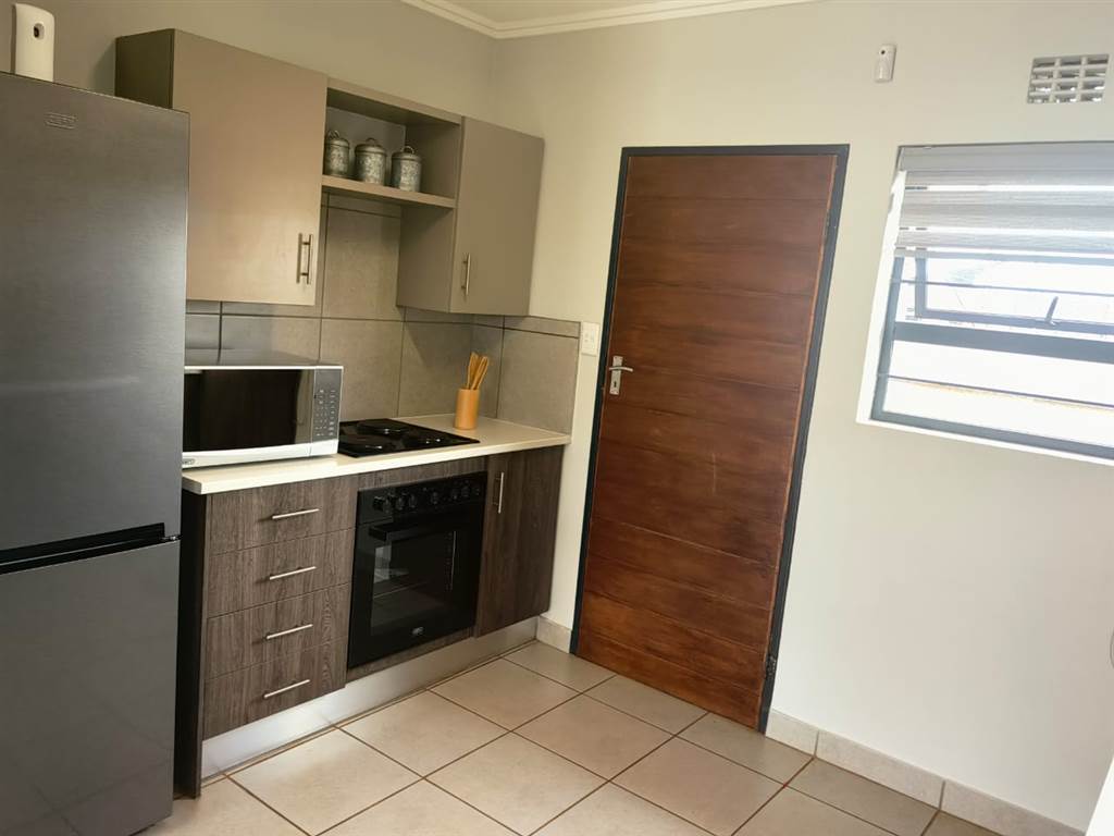 3 Bed House in Protea North photo number 2