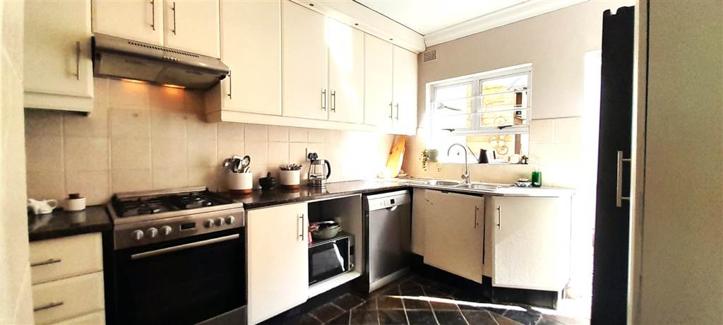 3 Bed Townhouse in Chiltern Hills photo number 3