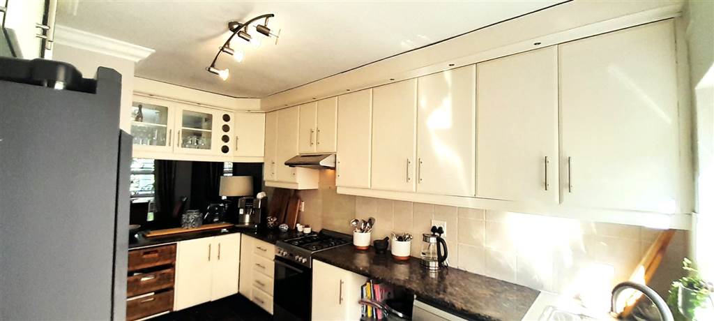 3 Bed Townhouse in Chiltern Hills photo number 5