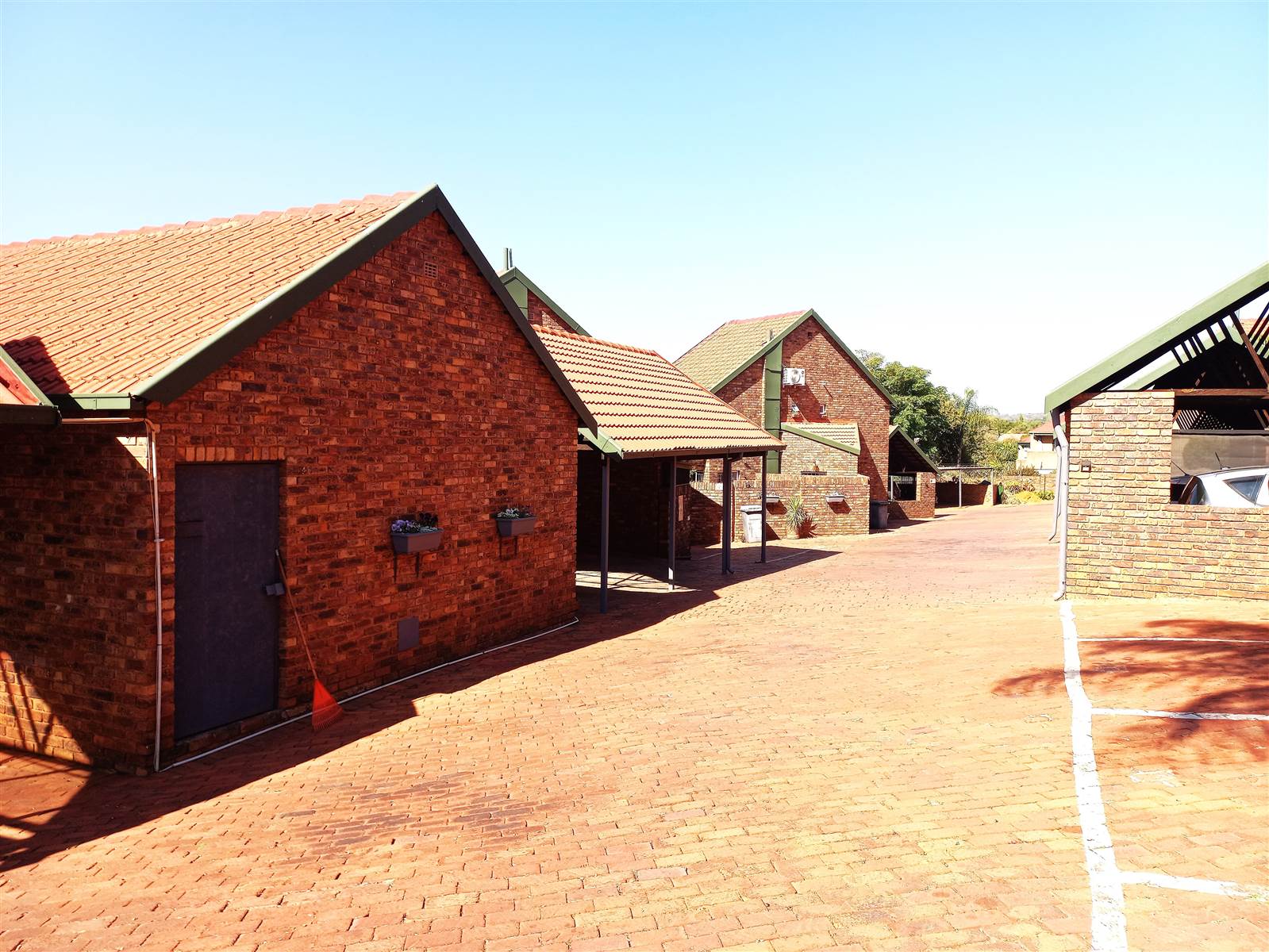 3 Bed Townhouse in Garsfontein photo number 15