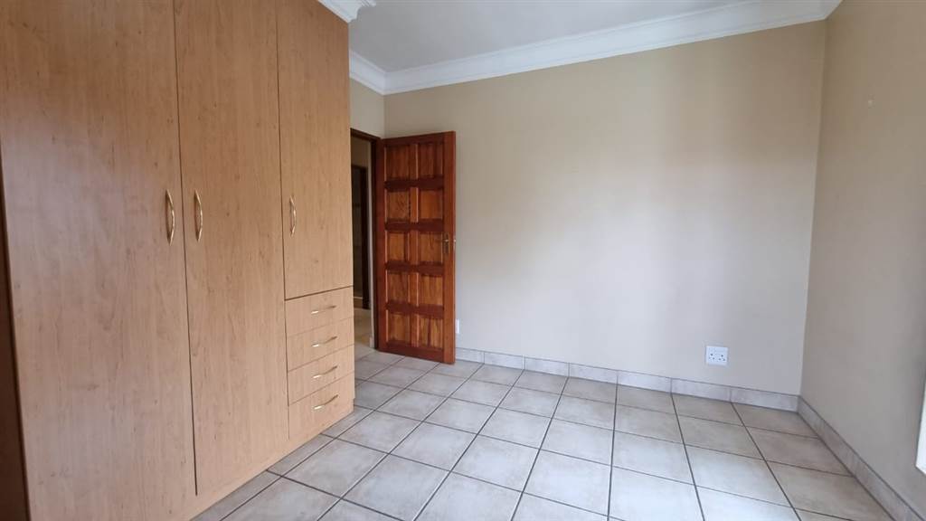 4 Bed House in Greenstone Hill photo number 18