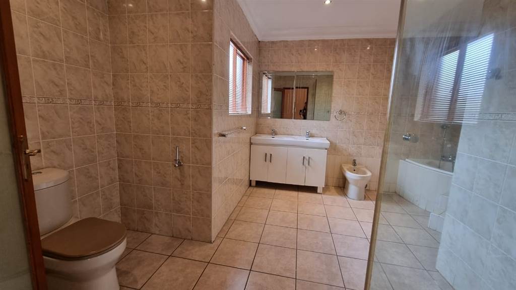 4 Bed House in Greenstone Hill photo number 23
