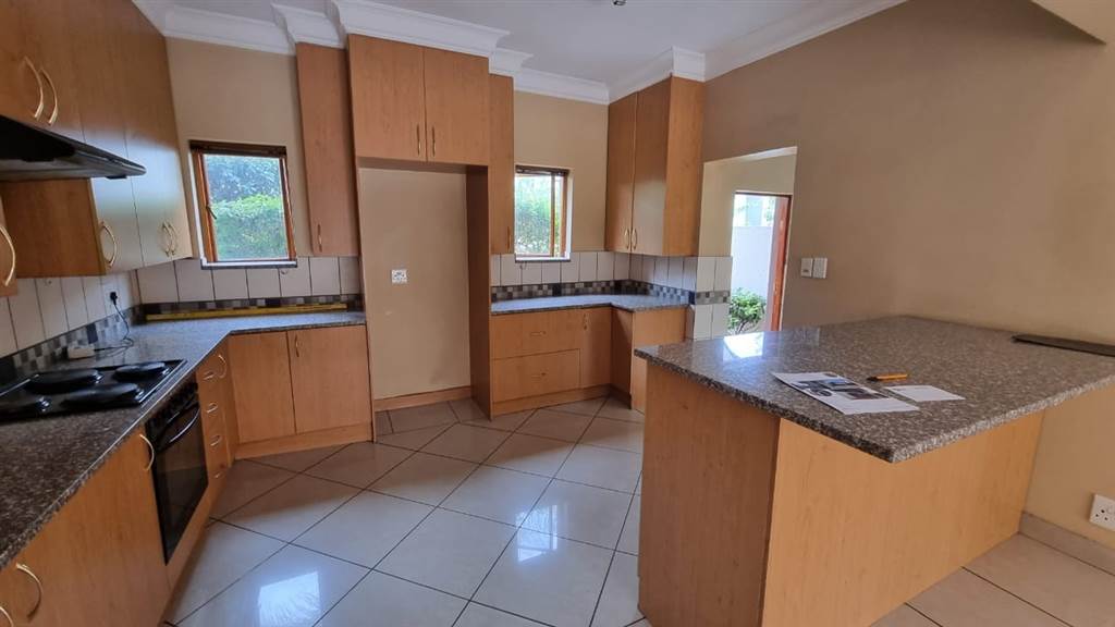4 Bed House in Greenstone Hill photo number 2