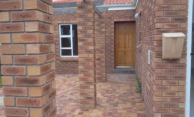 3 Bed Townhouse in Bellville Central photo number 2