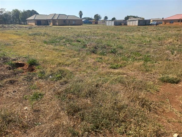 1017 m² Land available in Kookrus