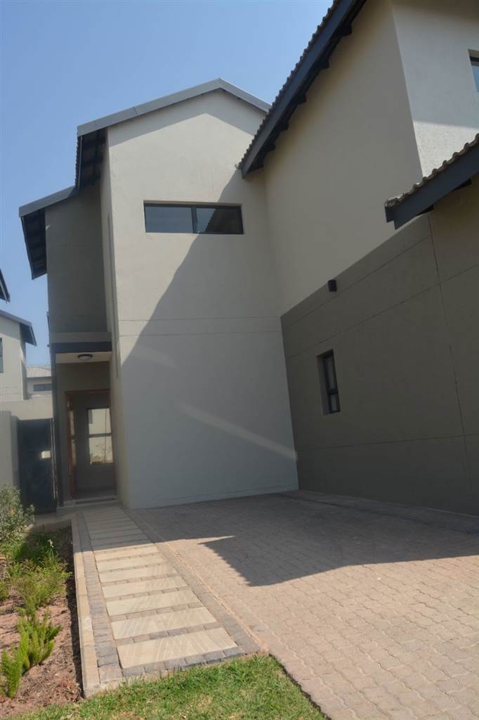 3 Bed Townhouse in Nelspruit photo number 1