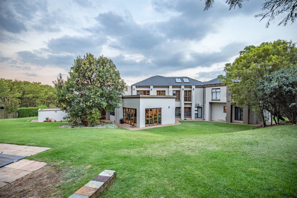 6 Bed House in Mooikloof Equestrian Estate photo number 3