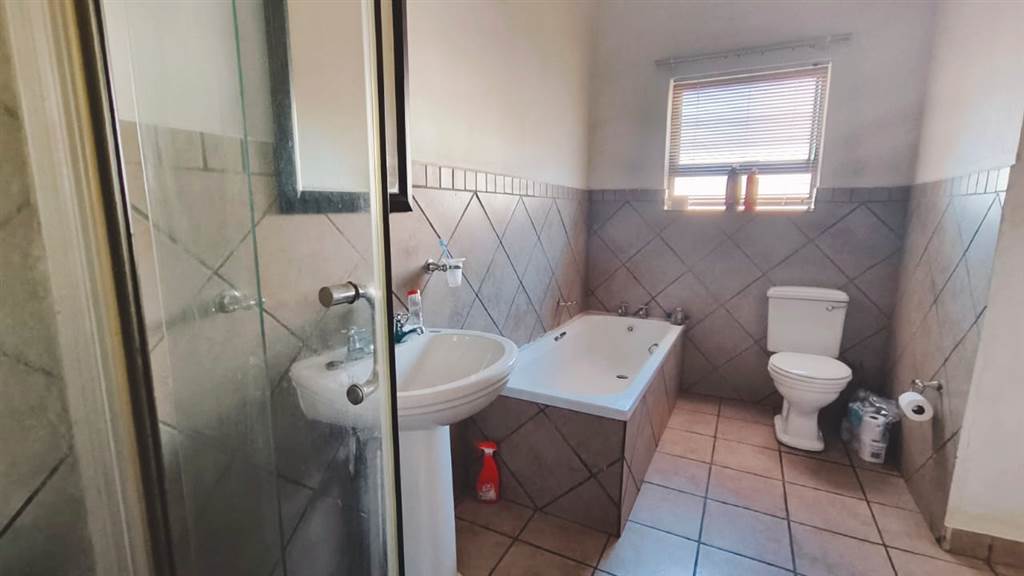 2 Bed Apartment in Ladismith photo number 11