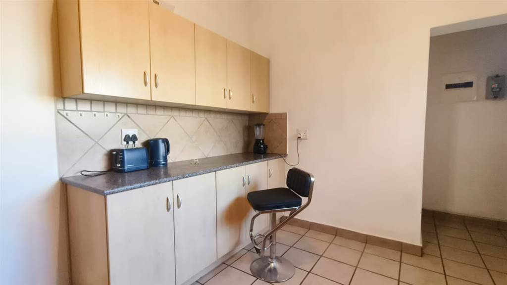 2 Bed Apartment in Ladismith photo number 6