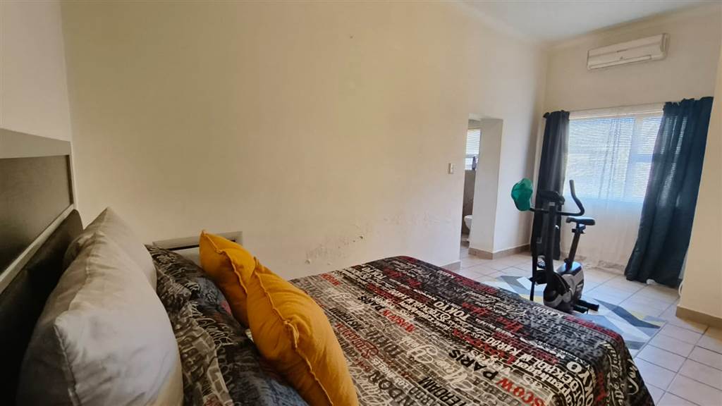 2 Bed Apartment in Ladismith photo number 10