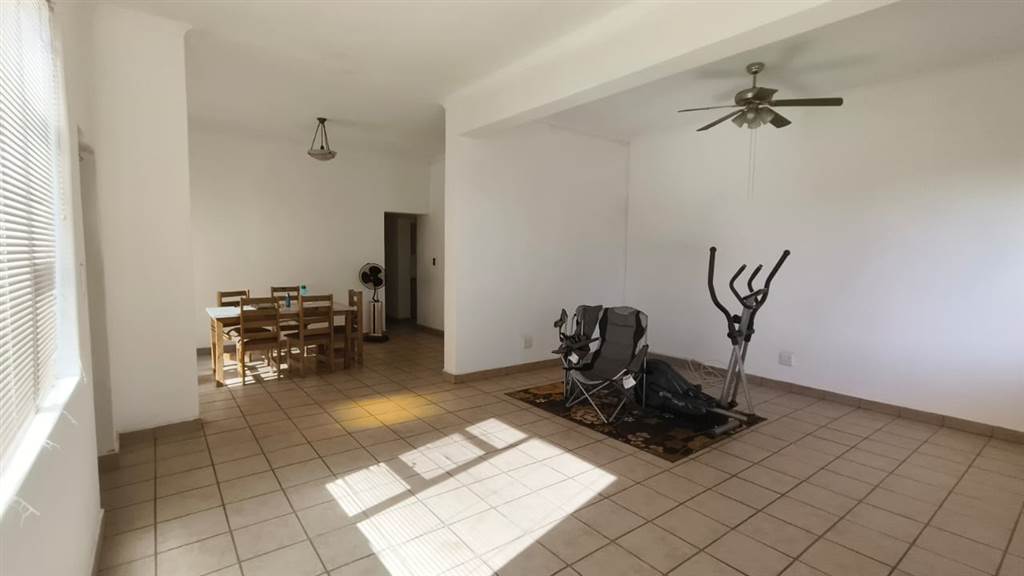 2 Bed Apartment in Ladismith photo number 15