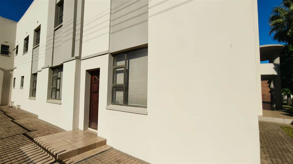2 Bed Apartment in Ladismith photo number 17