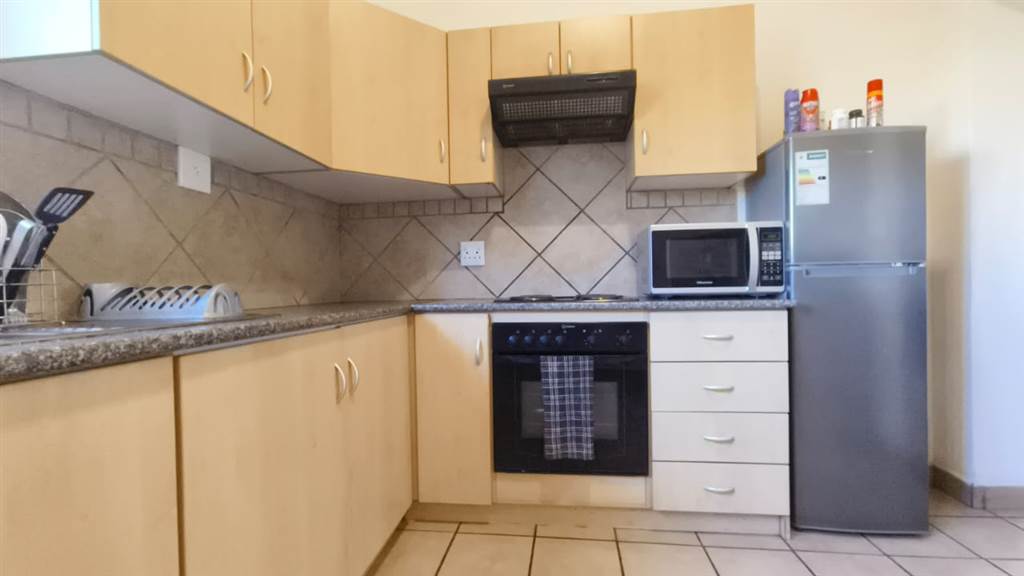 2 Bed Apartment in Ladismith photo number 2