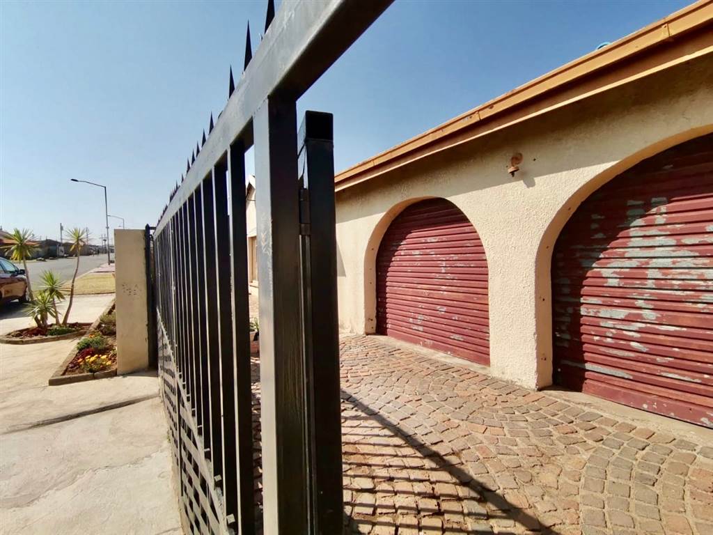 3 Bed House in Kagiso photo number 18