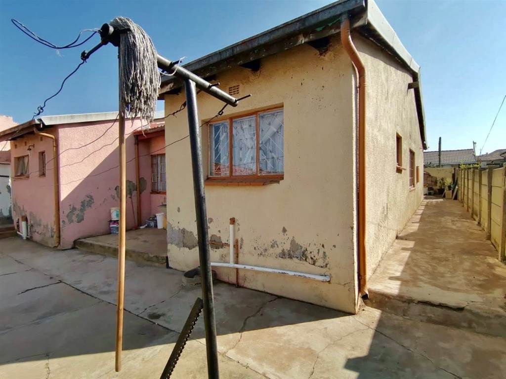 3 Bed House in Kagiso photo number 14