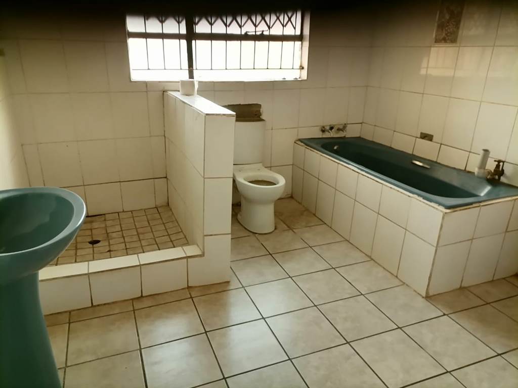 4 Bed House in Louis Trichardt photo number 11