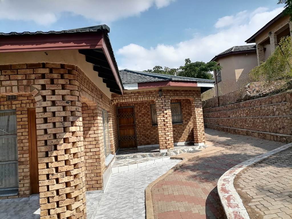 4 Bed House in Louis Trichardt photo number 21
