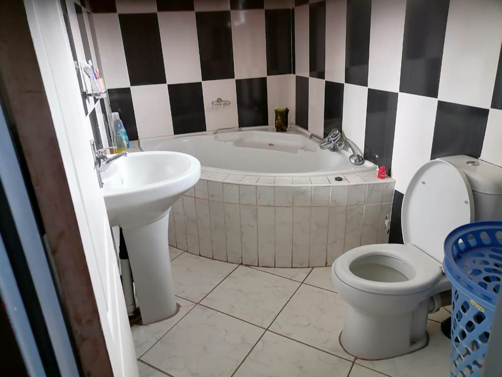 4 Bed House in Louis Trichardt photo number 7
