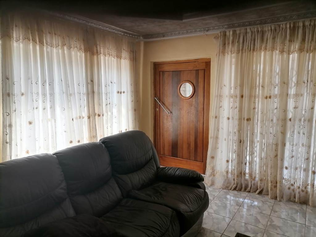 4 Bed House in Louis Trichardt photo number 15
