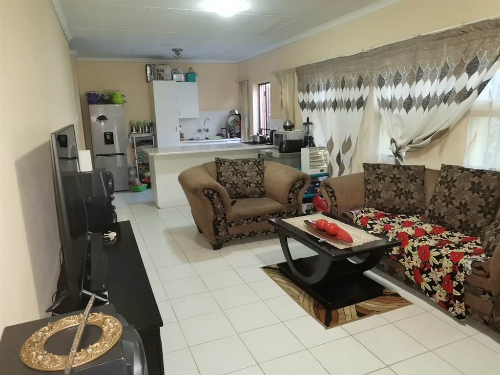 2 Bed Townhouse in Polokwane Central photo number 4