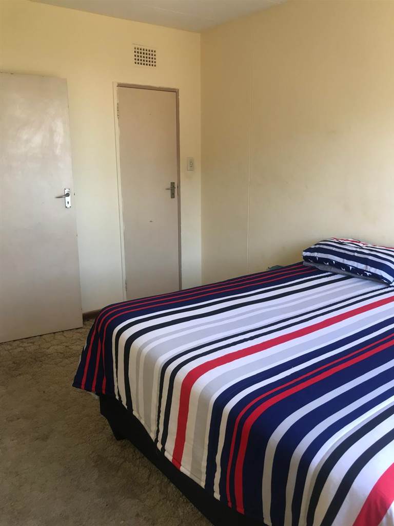 1 Bed Apartment in Sophiatown photo number 11