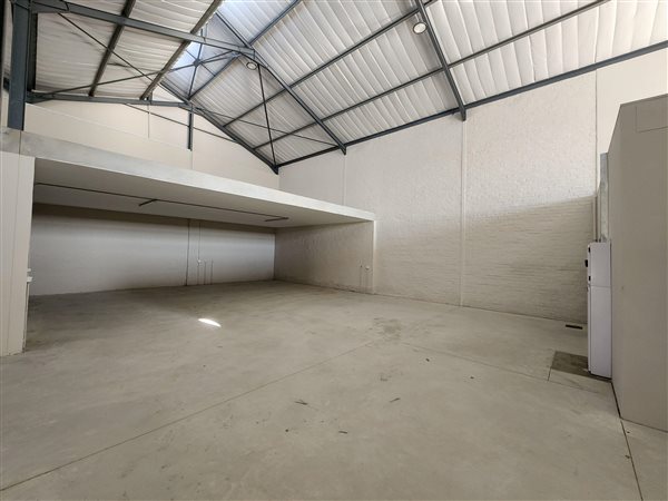 906  m² Industrial space