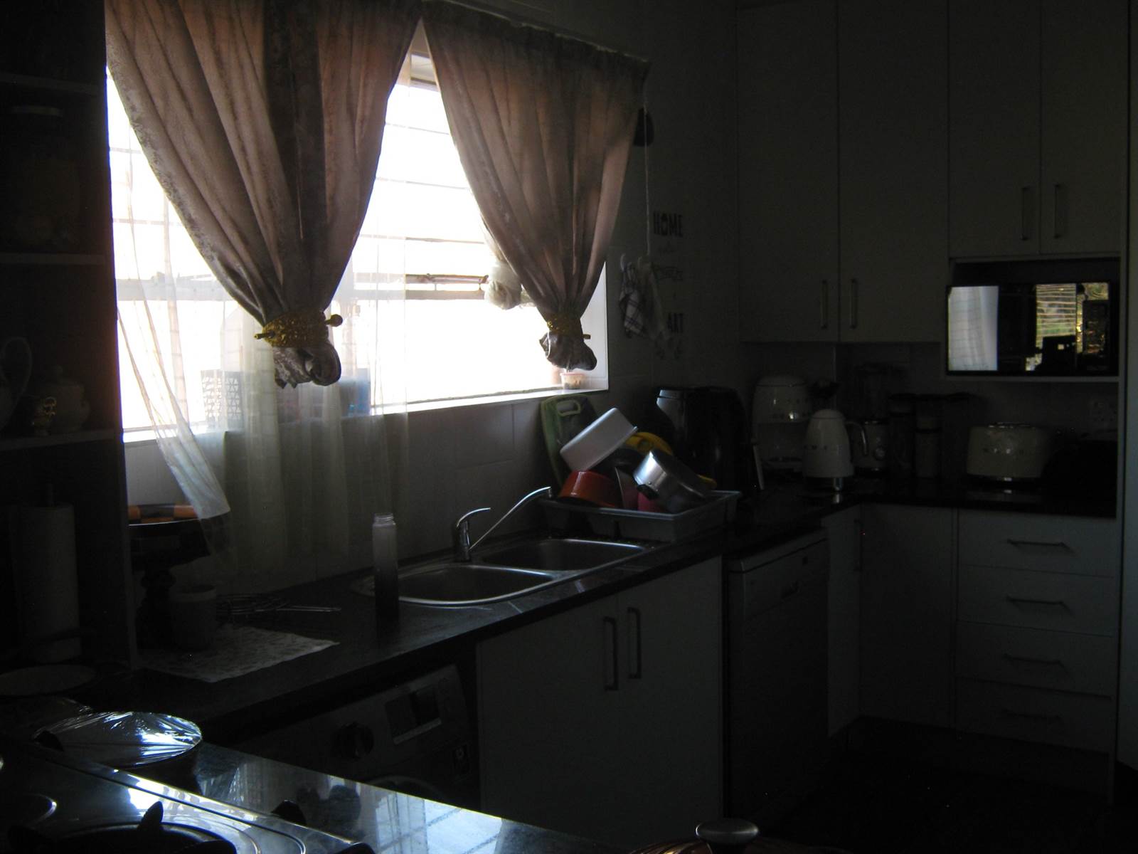 3 Bed Apartment in Malvern East photo number 3