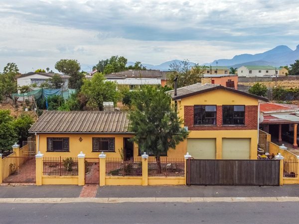 4 Bedroom House 4 Bedroom House