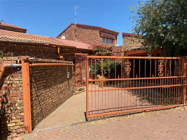 3 Bedroom Townhouse 3 Bedroom Townhouse