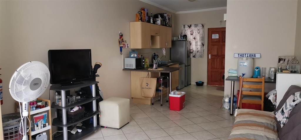1 Bed Apartment in Bloemfontein photo number 3