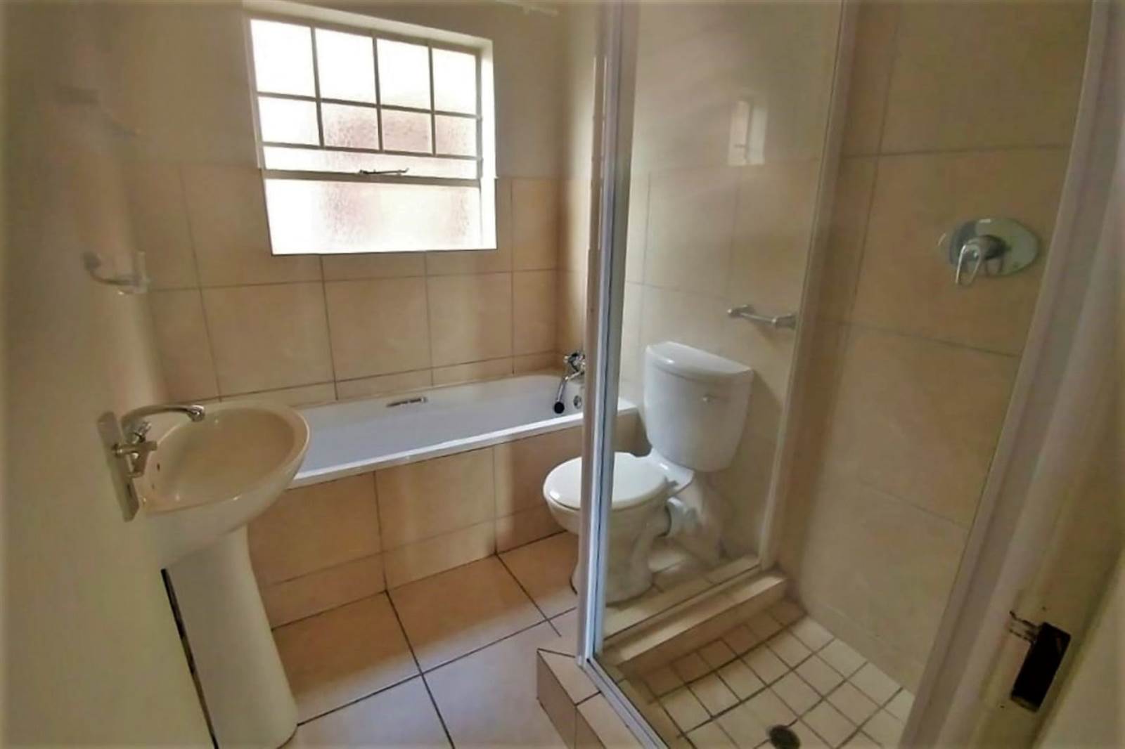1 Bed Apartment in Witbank Central photo number 7