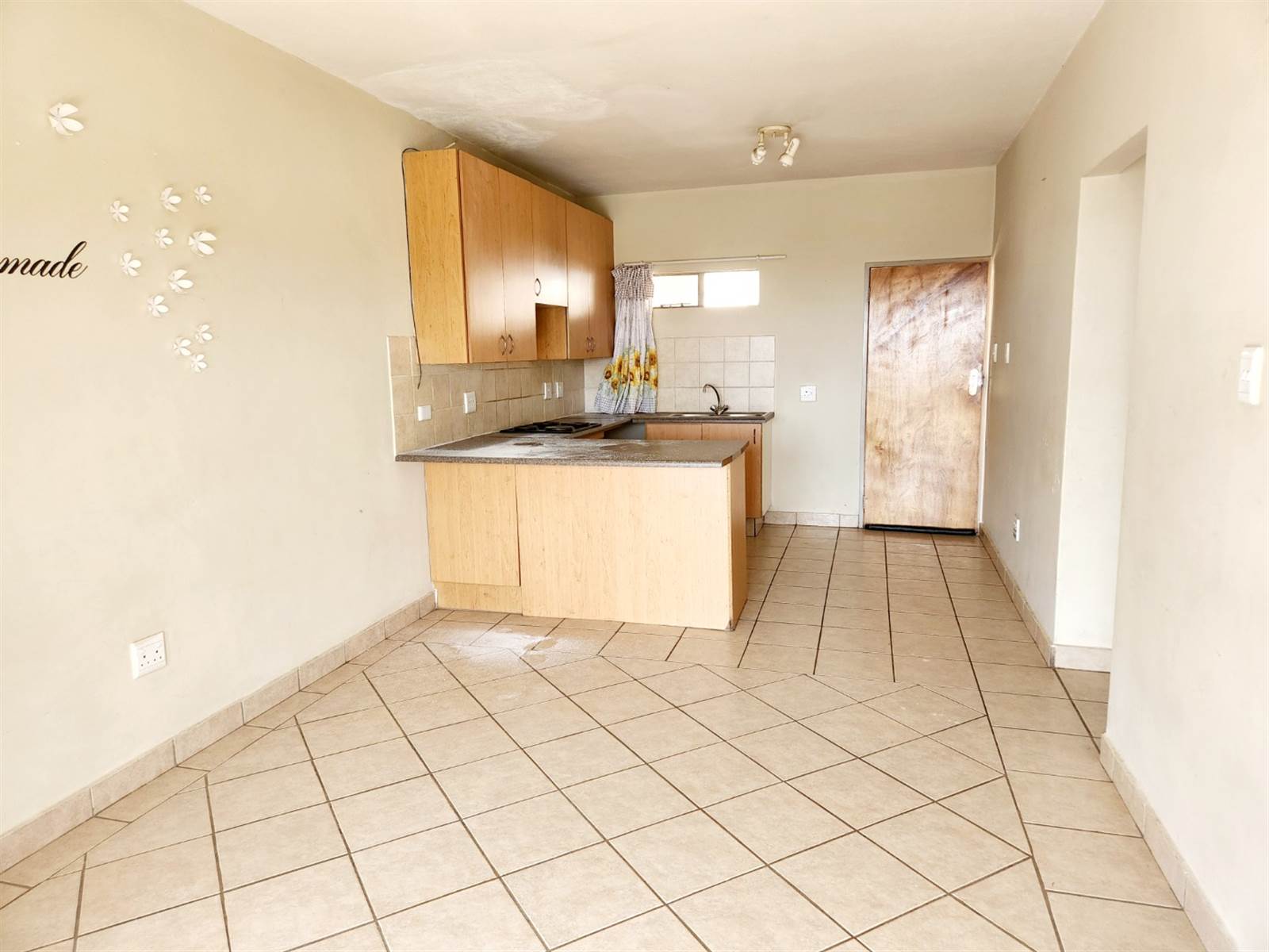 2 Bed Apartment in Hazeldean (Silverlakes Surroundings) photo number 14