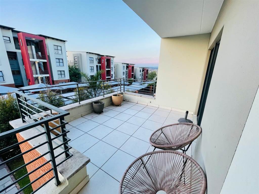 2 Bed Apartment in Lonehill photo number 11
