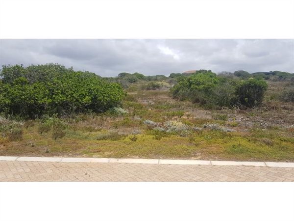 860 m² Land available in Stilbaai