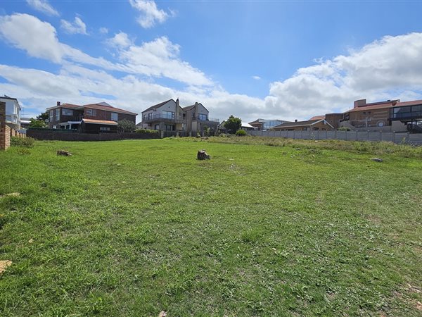 700 m² Land