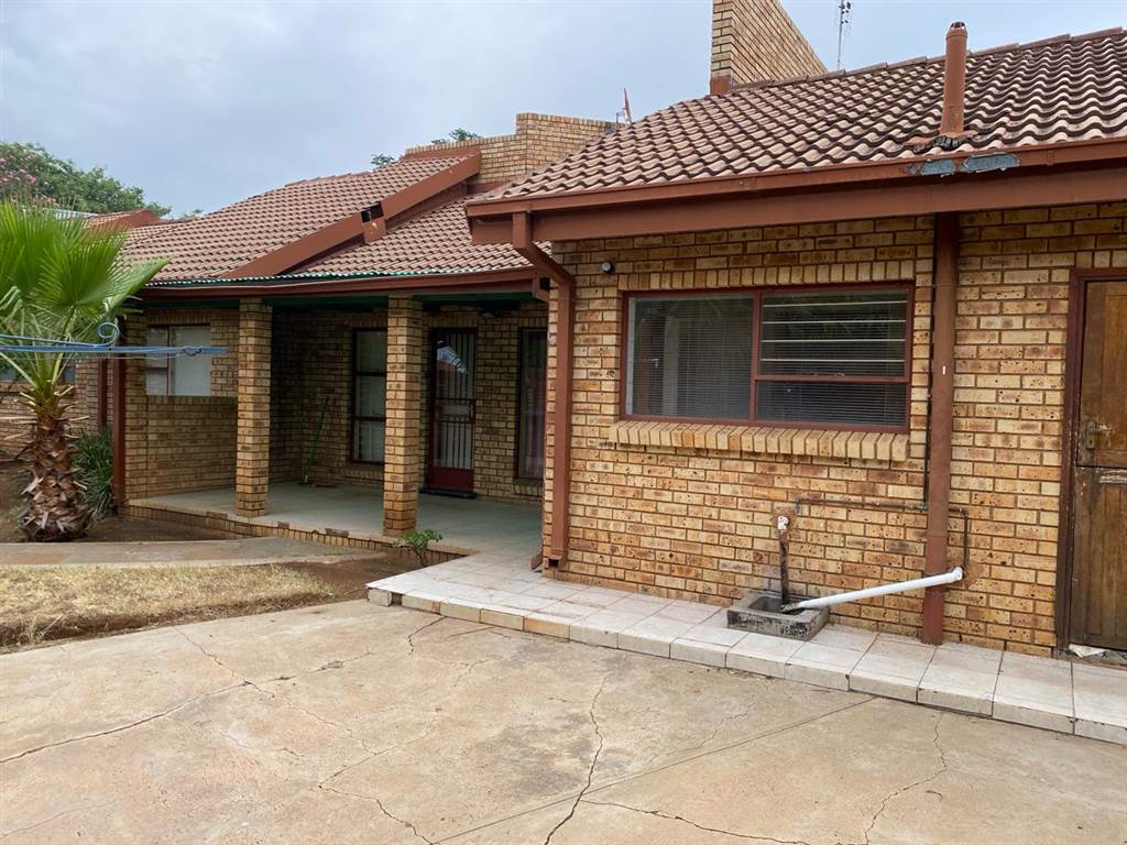 4 Bed House in Mmabatho unit 6 photo number 4