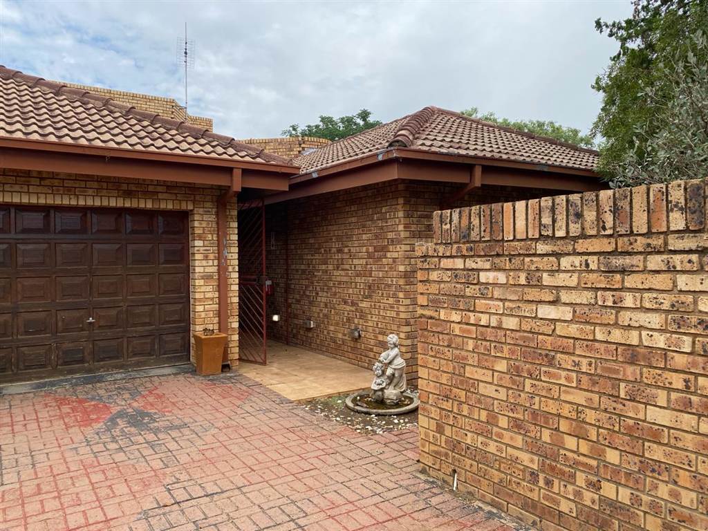 4 Bed House in Mmabatho unit 6 photo number 16