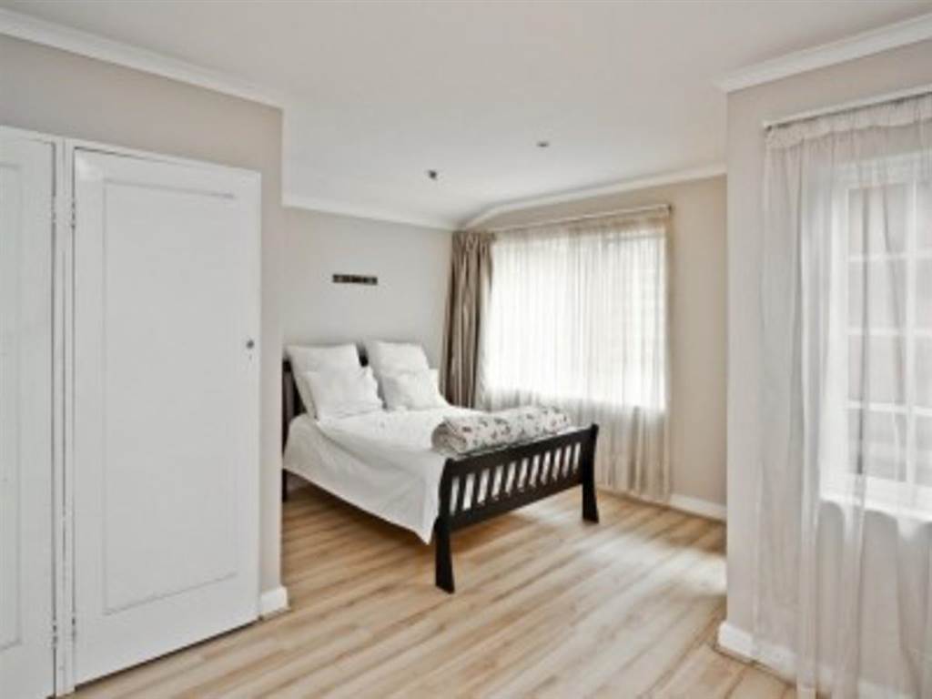 4 Bed House in Sunningdale photo number 9