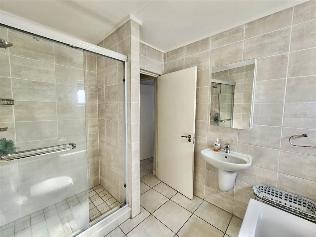 1 Bed Apartment in Gordons Bay Central photo number 15