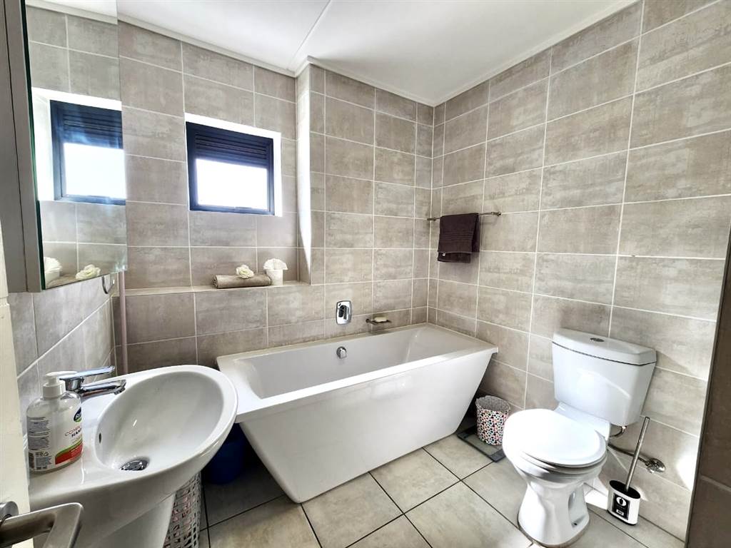 1 Bed Apartment in Gordons Bay Central photo number 8